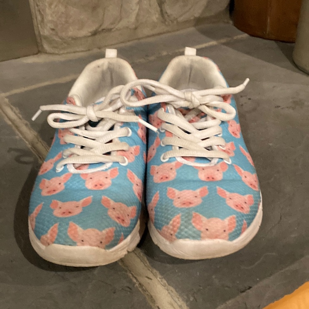 Pig design women’s sneakers, size 7.